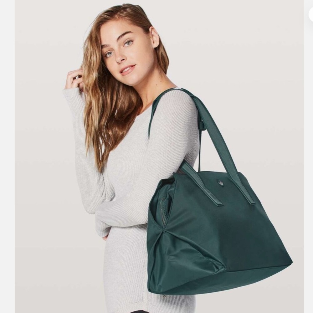 Lululemon go getter bag in teal
Perfect duffel for Gym, work, or travel.,